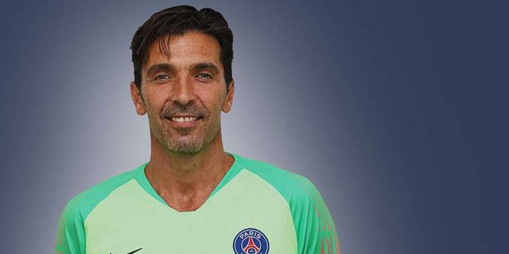 Melihat Buffon Resmi Berseragam PSG